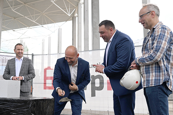 Uroczyste podpisanie aktu erekcyjnego i wmurowanie kamienia węgielnego, na terenie budowy Chylonia Business Park, z udziałem WRI Investment  oraz WPIP Construction